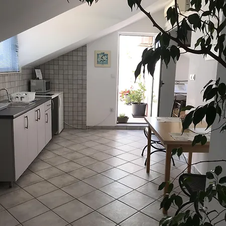 Guest house Pink Podstrana