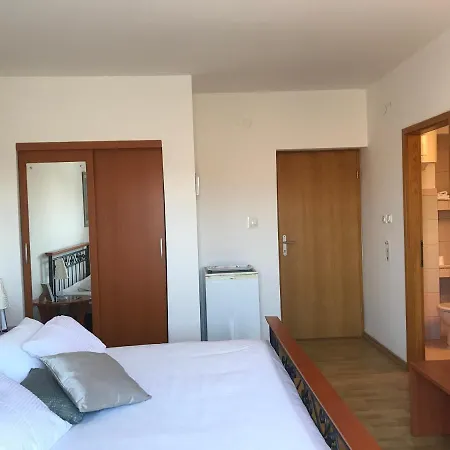 Pink 3* Podstrana