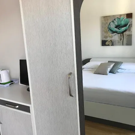 Pink Konukevi Podstrana