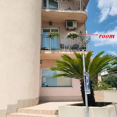 Pink 3* Podstrana